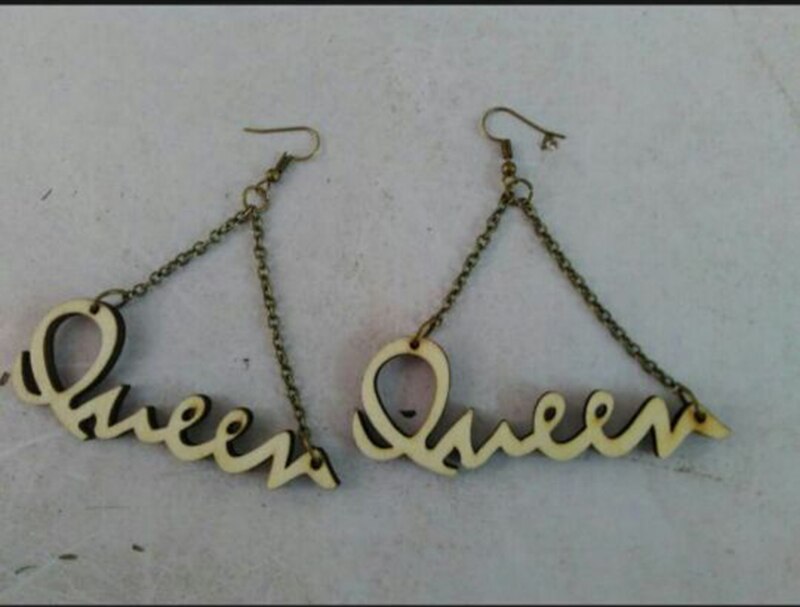 Queen Wood Earrings With Chains
